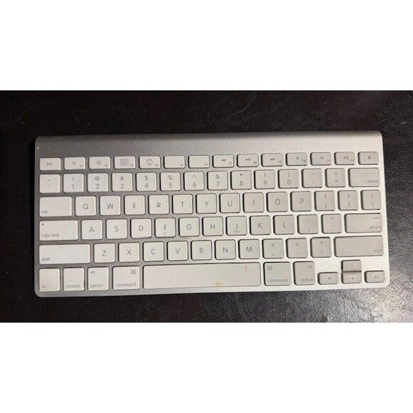 Apple Wireless Keyboard Bluetooth White Model# A1255 2007 - Picture 1 of 7